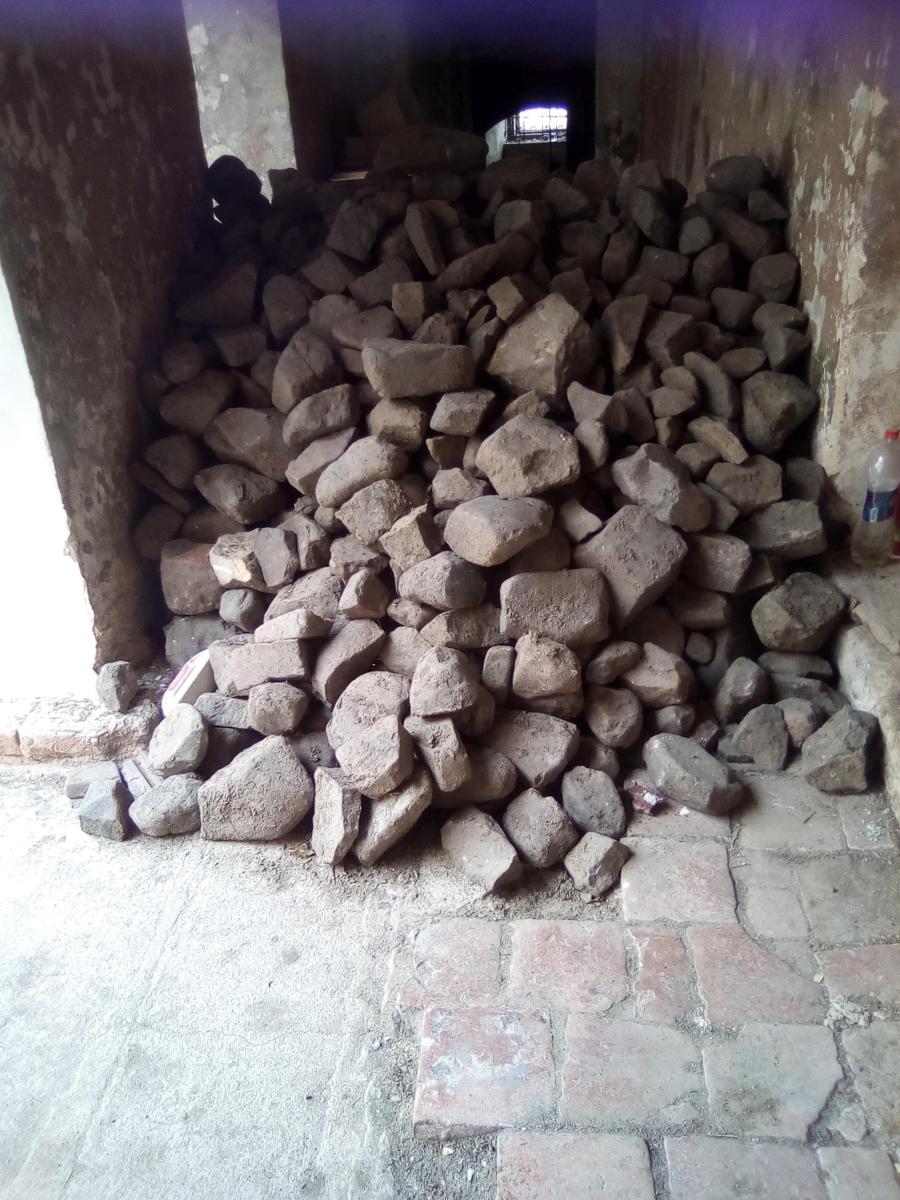 Oprava nádvoří je v plném proudu