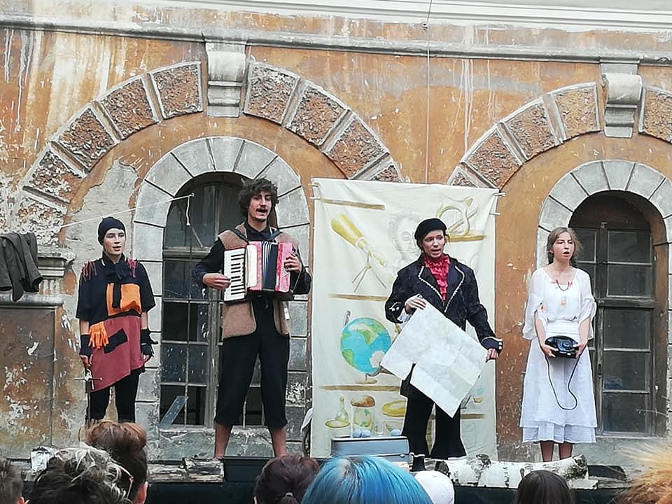 25.8.2020 Potulní komendianti na zámku (7)